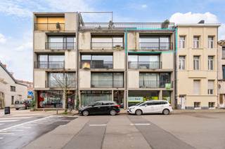 Ruim appartement met twee slaapkamers, terras en twee parkeerplaatsen in Residentie Viaduct-Dam<br /><br />In de gevestigde residentie Viaduct-Dam ontdekt u dit verzorgd appartement op de derde verdieping dat zowel voor eigen bewoning als investering een interessante opportuniteit vormt. Het appartement beschikt over een praktische en aangename indeling met een lichtrijke leefruimte, een ingerichte keuken, twee volwaardige slaapkamers, een badkamer en een privéterras aan de achterzijde waar u in alle rust kan genieten.<br /><br />Een belangrijke meerwaarde zijn de twee privatieve parkeerplaatsen en een aparte berging, die het comfort en de functionaliteit van deze eigendom aanzienlijk verhogen.<br /><br /><strong>Bijzonderheden:</strong><br />- Gunstige EPC score<br />- Privatieve kelderberging<br />- Twee autostaanplaatsen samen aan te kopen voor €60.000
