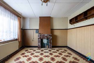 <p>Te koop in Pajottegem! <br />Bent u op zoek naar een ruime woning met authentiek karakter, waar rust, natuur en comfort samenkomen? <br />Dan is deze charmante eigendom precies wat u zoekt.</p>
De eigendom, gelegen langs een vlotte verbindingsweg en omgeven door uitgestrekte velden, biedt u een unieke combinatie van landelijke charme en praktische bereikbaarheid. Het perceel baadt in het groen en garandeert u een prachtig uitzicht over de omliggende akkers en weilanden.<br /><br /><strong>Praktische info: </strong><br />
<ul>
<li>4 slaapkamers</li>
<li>Ruime garage 62m2</li>
<li>Praktijkruimte (bijgebouw)</li>
</ul>
<p><strong>Troeven van deze woning:</strong></p>
<ul>
<li>
<p>Authentieke bouwstijl met karaktervolle gevel in baksteen en een klassiek zadeldak.</p>
</li>
<li>
<p>Ruime bewoonbare oppervlakte, ideaal voor een groot gezin of voor wie extra werk- of hobbyruimte wenst.</p>
</li>
<li>
<p>Mooie tuin, waar u volop kan genieten van rust en natuur.</p>
</li>
<li>
<p>Praktische ligging: rustig en landelijk, maar toch op korte afstand van winkels, scholen en invalswegen.</p>
</li>
<li>
<p>Tal van mogelijkheden om de woning volledig naar eigen smaak en noden in te richten.</p>
</li>
</ul>
<p>Of u nu op zoek bent naar een warme gezinswoning of een eigendom met mogelijkheden voor een zelfstandige activiteit of hobbyruimte – dit pand biedt u eindeloze kansen.</p>
<p>Laat u verrassen door de charme, de ruimte en het prachtige uitzicht dat deze woning u te bieden heeft.<br />De vermelde prijs is een richtprijs.</p>