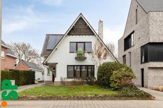 Gezellige en instapklare gezinswoning met 3 ruime slaapkamers, tuin en garage in hartje GeelIn het centrum van Geel vindt u deze charmante en goed...