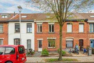 <p>Deze te renoveren<strong> </strong>rijwoning <strong>uit 1930</strong>, gelegen in het <strong>centrum van Edegem</strong>, biedt een uitstekende opportuniteit voor starters of gezinnen die op zoek zijn naar een woning met karakter en renovatiepotentieel. De woning werd doorheen de jaren <strong>steeds goed onderhouden</strong> en vormt een ideale basis om verder te moderniseren naar eigen smaak.</p><p><br /></p><p>Met een <strong>EPC-score D (317 kWh/m²)</strong> is er <strong>géén renovatieplicht</strong>, wat deze woning extra interessant maakt. De <strong>verwarmingsketel werd vernieuwd in 2020</strong>, wat alvast een belangrijke investering is die reeds werd uitgevoerd.</p><p>De woning beschikt over een <strong>mooie oost-georiënteerde tuin</strong>, ideaal om ’s ochtends en overdag van de zon te genieten. Bovendien zijn er <strong>voldoende parkeermogelijkheden in de straat</strong> en is de woning <strong>niet gelegen in overstromingsgevoelig gebied</strong>.</p><p><br /></p><p><strong>Indeling</strong></p><p>Je komt binnen via de <strong>inkomhal</strong>, die toegang geeft tot de <strong>woonkamer</strong>, aansluitend de <strong>eetkamer</strong> en de <strong>keuken</strong>. Naast de keuken bevindt zich de <strong>badkamer</strong>.</p><p>Via de trap bereik je de eerste verdieping met <strong>drie volwaardige slaapkamers</strong> en een <strong>apart toilet</strong>.</p><p>Een vaste trap leidt verder naar de <strong>vierde slaapkamer</strong> en een <strong>zoldergedeelte</strong>, ideaal als extra bergruimte.</p><p><strong>Technische info &amp; renovatie</strong></p><ul><li>Elektrische installatie <strong>niet conform</strong> (richtkost ± <strong>€5.000</strong> om conform te maken)</li><li>EPC D → <strong>geen renovatieverplichting</strong></li></ul><p><strong>Troeven</strong></p><ul><li>Gelegen in <strong>hartje Edegem</strong></li><li>Gezellige rijwoning met karakter (bouwjaar 1930)</li><li><strong>4 volwaardige slaapkamers</strong></li><li><strong>Geen renovatieplicht</strong></li><li>Nieuwe verwarmingsketel (2020)</li><li>Mooie <strong>oost-georiënteerde tuin</strong></li><li>Ideaal voor <strong>starters of renovatieproject</strong></li></ul>