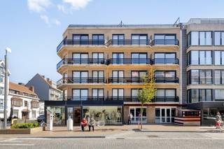 Op 100m van de ZEE &amp; pal in het centrum bevindt zich dit ZEER GOED ONDERHOUDEN appartement met 1 SLAAPKAMER en zonnig TERRAS met ZEEZICHT (en uitgevend op de Albert I-laan)! Dit ENERGIEZUINIG (label B) appartement (2°V) omvat: inkomhal met vestiaire, ruime living met rechtstreekse toegang (via schuifraam) tot het terras, open keuken (keramische kookplaat, oven, ijskast met diepvries, ...), ruime slaapkamer met toegang tot het terras en badkamer (ligbad/douche, dubbele lavabo, toilet). Genieten van een koffietje of aperitief kan perfect op het mooie terras met zeezicht en uitgevend op de winkelstraat! Deze degelijke woonst is gelegen in een verzorgde residentie met nieuwe lift op een TOPLOCATIE in Nieuwpoort-Bad. Extra's: gemeubeld, CV op aardgas, dubbel glas, gemeenschappelijke fietsenberging, nieuwe lift, asbestveilig... Mogelijk tot aankoop van een ondergrondse garagebox in een nabijgelegen gebouw (60.000 EUR). Geschikt voor vaste bewoning, 2de verblijf of investering!
