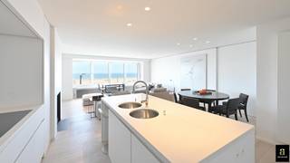 Appartement moderne et spacieux avec vue mer frontale, situé sur la Rubensplein, avec terrasse orientée au sud. La propriété a été...