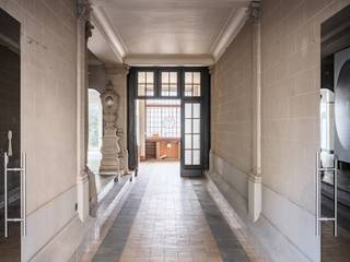 <strong>Unieke herenwoning met tuin en garage in neorococostijl nabij Gent-Sint-Pieters.</strong><br /><br />Op een <strong>toplocatie</strong>, op <strong>wandelafstand van station Gent-Sint-Pieters</strong>, bevindt zich deze<strong> karaktervolle herenwoning uit 1919</strong>. Een zeldzaam pand in <strong>neorococostijl</strong>, gekenmerkt door <strong>elegante proporties, verfijnde geveldetails </strong>en een<strong> imposant volume.</strong><br /><br />De woning biedt een <strong>bewoonbare oppervlakte van 481 m²</strong>, met op het <strong>gelijkvloers</strong> een <strong>voormalige koetshal</strong>, een i<strong>ndrukwekkende traphal met vide</strong>, een <strong>bureauruimte</strong> en een <strong>keuken met aansluitend terras</strong> en een <strong>zuidwestgerichte tuin</strong>. Op de verdiepingen bevinden zich de <strong>eet- en leefruimtes</strong> met<strong> statige volumes</strong>,<strong> meerdere slaapkamers, badkamers</strong> en een ruime zolder.<br /><br /><strong>Bijkomende troef</strong> is is de mogelijkheid om het<strong> achterliggende bijgebouw met dubbele garage</strong> mee aan te kopen.<br /><br />Het pand<strong> vraagt renovatie</strong>, maar biedt een <strong>uitzonderlijke kans om wonen en werken te combineren </strong>op een prestigieuze locatie.<br /><strong>De royale ruimtes, hoge plafonds en authentieke elementen vormen de ideale basis voor een exclusief renovatieproject.</strong><br /><br /><strong>Kortom: een unieke herenwoning met tuin en garage, vol karakter en potentieel, op een van de meest gegeerde locaties van Gent.</strong><br /><br />Voor meer informatie, mail naar info@carloeggermont.be
