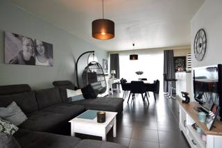 Op wandelafstand van winkels, scholen en andere voorzieningen bevindt zich dit instapklare appartement. Dankzij de centrale ligging geniet je hier van alle comfort van het stadsleven, zonder in te boeten aan rust en privacy.<br /><br />Indeling als volgt:<br />Je komt binnen via een aangename inkomhal met gastentoilet. De lichtrijke leefruimte biedt eveneens plaats aan een volledig ingerichte keuken. Vaatwasser en oven werden recent vervangen.<br />Moderne badkamer met douche en dubbele lavabo.<br />We tellen 2 volwaardige slaapkamers en een wasplaats met bijhorende berging.<br /><br />Op het zonneterras (achterzijde) kan je even tot rust komen of lekker zonnen.<br /><br />Aan de voorzijde bevindt zich nog een extra balkon met zicht op het levendige straatbeeld.<br /><br />EXTRA TROEF: Private kelderberging en autostandplaats inbegrepen in de huurprijs.<br /><br />Beschikbaarheid: 01/03/2026<br />Adres: Rekollettenstraat 1C/22, Kortrijk<br />Huurprijs: 895 EUR/maand + 50 EUR/maand syndic of een totaal van 945 EUR/maand<br />Onze referentie. DEV4922