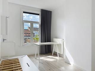 Only for students, domicile is not possible.

Gemeubelde studentenkamer in aangenaam gebouw, gelegen op toplocatie nabij Gent Zuid
Gemeenschappelijke keuken &amp; badkamer. Op de kamer zelf is er een lavabo, bed en een kast. 

Enkel voor studenten, domicilie niet mogelijk
Minimum huurtermijn is 1 jaar.

€530 + €65 (EGW + internet)
Onmiddellijk beschikbaar