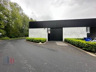 Magnifiek gelegen KMO-unit van 230 m² met 3 privatieve parkeerplaatsen te huur te Marke (Kortrijk), langs én met visibiliteit van de R8.De...