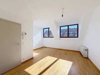 ANDERLECHT, vlakbij Shopping Westland en alle openbaarvervoersverbindingen, gezellige, gerenoveerde duplexwoning met 2 slaapkamers van ± 80 m², gelegen op de 4e verdieping met lift. De indeling is als volgt: inkomhal met inbouwkast, woonkamer van ± 20 m², ingerichte keuken (oven, kookplaten, afzuigkap, koelkast, vriezer, ruimte voor vaatwasser), slaapgedeelte, toilet, slaapkamer van ± 11 m², badkamer. Op de bovenverdieping: slaapkamer van ± 20 m², doucheruimte met toilet, inbouwkast met ruimte voor wasmachine en kelder. Alle oppervlakten zijn bij benadering. EPB: F. Parkeerplaats VERPLICHT: 100 € extra per maand. Vaste kosten: 130 € per maand (gemeenschappelijke kosten). Eenmalige verhuiskosten van 50 € + 130 € per jaar voor de verzekering tegen vorderingen. Direct beschikbaar.