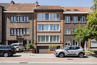 <p><span>Bent u op zoek naar een instapklaar appartement met een gezellige tuin in Strombeek? Dan is dit appartement zeker een bezoek waard!</span></p>
<p><span>Gelegen aan de Strombeeklinde geniet u van een uitstekende ligging, op wandelafstand van het kerkplein, gezellige restaurants, winkels en openbaar vervoer. Ook met de wagen bent u uitstekend bereikbaar dankzij de vlotte verbinding naar de Brusselse Ring.</span></p>
<p><span>Indeling</span></p>
<p><span>Het appartement bevindt zich op de eerste verdieping van een kleine en verzorgde residentie.</span></p>
<p><span>Via de ruime inkomhal komt u in de lichtrijke woon- en eetkamer, waar de grote raampartijen zorgen voor een aangename natuurlijke lichtinval. Naast de woonkamer vinden we de badkamer dewelke vernieuwd werd en uitgerust is met een ligbad (en douche in het bad). Daarnaast is er een apart toilet.</span></p>
<p><span>De ruime slaapkamer van 17 m² bevindt zich aan de achterzijde van het appartement en geniet van een rustige ligging met uitzicht op de gezellige tuin. Ook de keuken werd vernieuwd en is voorzien van alle comfort. Vanuit de keuken heeft u rechtstreeks toegang tot het terras en de aangename, <strong>privatieve tuin</strong> met een tweede terras. De ideale plek om in alle rust te genieten of gezellige momenten te beleven met familie en vrienden.</span></p>
<p><span>Tot slot beschikt het appartement over twee praktische kelderbergingen en een ruime inpandige garage.</span></p>
<p><span>Kortom, een instapklaar appartement op een toplocatie, ideaal voor alleenstaanden of koppels die op zoek zijn naar comfort, rust en een uitstekende bereikbaarheid.</span></p>
<p><span>Interesse? Contacteer ons vandaag nog voor een bezoek ter plaatse!</span></p>
<p><strong><span>info@impromove.be</span></strong><span> – </span><strong><span>02 887 80 56</span></strong></p>