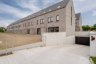 La maison est située dans une rue accueillante et piétonne où la paix et la sécurité sont essentielles. Vous pouvez vous garer dans le parking public du site ou en sous-sol dans votre propre garage double, avec accès direct à la maison !La disposition de la maison est la suivante : Rez-de-chaussée : - hall d'entrée avec toilettes invités- espace de vie spacieux et lumineux- cuisine ouverte (entièrement installée)1er étage :- 2 chambres spacieuses- salle de bain avec douche- toilettes2e étage : - 2 chambres spacieuses- 2ème salle de bain avec baignoireSupplémentaire : - garage double - rangement au sous-sol- jardin ensoleilléDans l'ensemble :- disponible immédiatement !- prix : 1245,00 €/mois- coût moyen : 50,00 €/moisIntéressé ? Demandez une visite rapide sur www.dewaele.com !