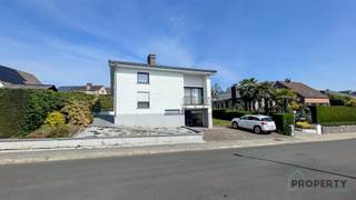 <p><span>Dans ce quartier résidentiel très bocager de Dilbeek, il est rare que des biens soient mis en vente. Cette belle villa est donc une exception en raison de son emplacement, de ses détails classiques mais de grande valeur et de son jardin spacieux. Avec un peu de rafraîchissement, vous pouvez faire de cette propriété une très belle maison, avec un accès facile à Bruxelles. Cette villa dispose actuellement de 2 chambres, d'une cuisine spacieuse, d'un espace de vie spacieux avec une lumière énorme. Actuellement l'EPC est un F, mais seulement avec l'installation d'une chaudière à gaz à condensation il tombera à D. Une simulation a été faite pour montrer cela. Si vous êtes intéressé et souhaitez visiter cette propriété, prenez rapidement rendez-vous au 056/96.08.00 ou envoyez un e-mail à info@property-vastgoed.be. Il y a un prix de départ de 599.000 pour l'offre. Toute offre sera soumise au propriétaire </span></p>