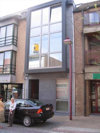 Graag uitsluitend reageren via mijn huurders profiel = https://immogoffin.mijnhuurprofiel.be/property/60d27980-5de1-42d5-9ed5-326336893a9e<br /><br />Stijlvol, luxueus ingericht duplex-appartement in centrum van Hoeselt, vlakbij het Dorpsplein. indeling: traphall, op 1ste verdieping: mooie ingerichte keuken met dakterras, bergruimte, hall, WC, living.<br />Op de 2de verdieping: badkamer met douche, bergruimte, 1 slaapkamer. Gebruik v.d zolder. <br />Geen gemeenschappelijke kosten. <br />Gunstig EPC : berekend energieverbruik = 197 kWh/m2 = energiezuinig. <br />Inclusief garage - zeer nabij gelegen in de Gieterijstraat.<br />VRIJ VANAF 01.11.2026.