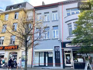 Ruime en veelzijdige Hondelshuis met 5 slaapkamers en 5 badkamers aan het Sint-Jansplein
Vraagprijs: €860.000
📍 Sint-Jansplein 34
Woonoppervlakte:260,21m2
🌳 Grondoppervlakte: 78,15m2
🛏️ 5 slaapkamers
🛁 5 badkamers
⚡ EPC-label: B
Ontdek deze uitzonderlijk ruime en veelzijdige stadswoning op een toplocatie aan het levendige en gegeerde Sint-Jansplein. Met een indrukwekkende woonoppervlakte van circa 360 m² combineert deze woning royale leefruimtes met hedendaags comfort en een uitzonderlijk potentieel. Een dergelijk ruimteaanbod is bijzonder zeldzaam in de stad.
De woning beschikt over maar liefst 5 volwaardige slaapkamers en 5 badkamers, een combinatie die garant staat voor optimaal wooncomfort en maximale flexibiliteit. Ze vormt dan ook een ideale thuis voor grote gezinnen, samengestelde gezinnen of bewoners die nood hebben aan extra privacy. Ook voor co-housing, een combinatie van wonen en werken of het ontvangen van gasten biedt deze woning uitstekende mogelijkheden.
Dankzij de veelzijdige indeling kan elke ruimte afgestemd worden op uw levensstijl. Creëer ruime gezinsvertrekken, comfortabele gastenkamers, rustige thuiswerkplekken of afzonderlijke ontspanningsruimtes. De woning biedt niet alleen een uitzonderlijke hoeveelheid vierkante meters, maar ook de vrijheid om een interieur en woonconcept te realiseren dat volledig aansluit bij uw persoonlijke behoeften.
Een belangrijke bijkomende troef is het energiezuinige EPC-label B. U geniet hier van de ruimte en het comfort van een royale stadswoning, gecombineerd met een gunstige energieprestatie. De centrale ligging aan het Sint-Jansplein maakt het plaatje compleet: winkels, gezellige horecazaken, openbaar vervoer en dagelijkse voorzieningen bevinden zich op wandelafstand. Tegelijk geniet u van de levendige sfeer, authentieke charme en uitstekende bereikbaarheid van het stadsleven.
Unieke troeven
• Royale woonoppervlakte van circa 260 m²
• 5 slaapkamers en 5 badkamers
• Uitzonderlijk veelzijdige indelin