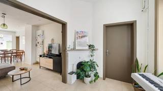 Op 5 minuten fietsen van het historisch stadscentrum verkopen wij dit leuk huis, voorzien van een heerlijk ingesloten zonneterras en een bijzonder praktische fietsenberging (minigarage).<br />Een enorme meerwaarde op deze locatie aangezien alles bereikbaar is met de fiets. Deze fietsenberging is voldoende groot voor meerdere fietsen, een bakfiets en/of bijkomende stockage. <br /><br />Het huis zelf werd doorheen de jaren wat vernieuwd.<br />Zo werd het dak volledig asbestvrij gemaakt en voorzien van de nodige isolatie. Ook de ramen zijn recent met hoogrendementsbeglazing en de verwarmingsketel dateert van 2017.<br />Dit resulteert in een energielabel C waardoor u zorgeloos kunt intrekken in de woning. Bovendien geniet u van een volledig conforme elektriciteitskeuring!<br /><br />Indeling:<br />Ruime inkomhal met trap, grote woonkamer met toegang naar de stadstuin waar u volop kunt genieten van de stilte en de zon.<br />Verder nog een verzorgde keuken met annex bijkeuken/wasplaats, een badkamer met douche en toilet, en een kleine garage met extra opslagruimte.<br />Op de verdieping zijn er 2 zeer grote slaapkamers. Verzorgde opbergzolder onder de nok.<br /><br />Meer informatie of een vrijblijvend bezoek?<br />Contacteer Sacha Vanrafelghem op GSM 0487/43.79.10.