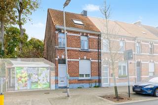 <p><span><span><strong><u>Te renoveren HOB in hartje Beveren (150m²)</u></strong></span></span></p><p><span><span>Dit betreft een halfopen bebouwing met stadstuin op een uitstekende locatie in een te renoveren staat.</span></span></p><p><span><span>De woning beschikt tevens over zeer vlotte verbindingsmogelijkheden via E17 + E34 (Antwerpen-Gent).</span></span></p><p><span><span>De vele mogelijkheden naar renovatie toe en de centrale ligging zijn slechts enkele van de vele troeven die deze woning te bieden heeft.</span></span></p><p><span><span> </span></span></p><p><span><span><strong>INDELING</strong></span></span></p><p><span><span> </span></span></p><p><span><span><u>Gelijkvloers:</u></span></span></p><p><span><span>Inkomhal.</span></span></p><p><span><span>Woonkamer.</span></span></p><p><span><span>Keuken.</span></span></p><p><span><span>Badkamer.</span></span></p><p><span><span>Berging met o.a. aansluitingen voor wasmachine en droogkast.</span></span></p><p><span><span>Keldertje onder trap.</span></span></p><p><span><span>Stadstuin.</span></span></p><p><span><span> </span></span></p><p><span><span><u>1e verdieping:</u></span></span></p><p><span><span>3 slaapkamers.</span></span></p><p><span><span> </span></span></p><p><span><span><u>Zolder:</u></span></span></p><p><span><span>Opbergzolder.</span></span></p><p><span><span> </span></span></p><p><span><span><strong>EXTRA</strong></span></span></p><p><span><span>Elektrische accumulatieverwarming.</span></span></p><p><span><span>Totaalrenovatie.</span></span></p><p><span><span>Niet asbestveilig.</span></span></p><p><span><span>De woning is momenteel verhuurd en kan daardoor interessant zijn als investering.</span></span></p><p><span><span>Vlotte verbindingsmogelijkheden naar Antwerpen en Gent door de nabijheid van zowel E34 als E17.</span></span></p>