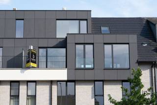 <p><span>PENTHOUSE: Duplex met één slaapkamer en bureau of 2de slaapkamer in het centrum van Schilde, de werken zijn bijna beëindigd van deze prachtige NIEUWBOUW Residentie CONSCIENCE. </span></p><p><span> </span></p><p><span>Kopen aan 6% btw op de constructies is hier mogelijk zowel voor enige/eigen woonst als voor investeerders (15j verhuur). Wij informeren u er graag over.</span></p><p><span> </span></p><p><span>In een modern gebouw met lift bevindt zich deze penthouse op de tweede verdieping. Omvat inkomhal, gastentoilet, leefruimte met toegang tot het terras, ingerichte open keuken met alle nodige toestellen, berging/wasplaats met aansluiting voor wasmachine en droogkast, 1 slaapkamer en een ingerichte badkamer met een lavabomeubel en inloopdouche of bad. </span></p><p><span>Dit appartement wordt volledig afgewerkt: keuken, sanitair, binnendeuren, parketvloer, ingemaakte kasten in vestiaire, dressing, slaapkamer...</span></p><p><span> </span></p><p><span>Residentie Conscience is een project van 'Westhoek', bestaande uit 16 appartementen met één, twee of drie slaapkamers, waarvan 4 duplex appartementen/penthouses.</span></p><p><span>De residentie biedt een ideale thuisbasis aan mensen die willen genieten van de gezellige levenssfeer die Schilde te bieden heeft.</span></p><p><span> </span></p><p><span>De appartementen zijn ontworpen met een groot oog voor detail, met veel lichtinval.</span></p><p><span>Dankzij het design en de grote raampartijen ervaart u er het ultieme ruimtegevoel.</span></p><p><span>Het gebouw is zo ingedeeld dat elk appartement over een terras of tuin beschikt.</span></p><p><span>Gezellig ingerichte tuintjes zodat u optimaal kan genieten van de avondzon.</span></p><p><span>De ondergrondse parking zorgt ervoor dat thuiskomen in alle comfort kan gebeuren, voorzien van ondergrondse autostaanplaatsen (+28.900€) of buiten autostaanplaatsen (+15.000€), privatieve bergingen (+ 7.000€) - inclusief fietsenberging.</span></p><p><span> </span></p><h3><span>Afwerking volgens budgetten in het lastenboek: hoogwaardige materialen, zoals parket, vloerverwarming warmtepomp, gebouwd volgens BEN-principes, E-peil max 30,...</span></h3><p><span>Centrale ligging, gelegen nabij het dorp, omgeven door een aangelegde tuin. Vlakbij winkels, openbaar vervoer, gemakkelijke bereikbaarheid, vlakbij fiets- en wandelroutes om de natuur op te zoeken.</span></p><p><span> </span></p><p><span>Prijzen zijn vermeld excl kosten registratie op de grondwaarde en btw op de constructiewaarde, notaris ereloon, aansluitingskosten nutsvoorziening. </span></p><p><span>U bent van harte welkom om de plannen en mogelijkheden samen te bespreken. Plan alvast uw afspraak bij ons op kantoor</span><span>!</span></p><p><span> </span></p>