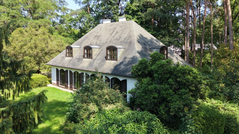 Stijlvolle villa van 275m² op 20 are met bureel, 4 slaapkamers, 2 bad-of douchekamers, dubbele garage - foto 1