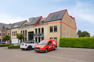 Op een uitstekende locatie aan het Michiel Jansplein in Lommel bevindt zich dit verzorgt en lichtrijk appartement met alle comfort voor wie centraal en toch rustig wil wonen. Dankzij de ligging in het centrum bevinden winkels, horeca, scholen, openbaar vervoer en dagelijkse voorzieningen zich op wandelafstand.<br /><br /><strong>Indeling:</strong> inkomhal, apart toilet, leefruimte, keuken, berging, badkamer, 2 slaapkamers, kelderberging en garage<br /><strong>Troeven:</strong>
<ul><li>Instapklaar appartement met veel lichtinval</li><li>Centrale ligging in het centrum van Lommel</li><li>2 volwaardige slaapkamers</li><li>Airconditioning aanwezig</li><li>Private garage</li><li>Kelderberging</li></ul>
Een ideale woonst voor wie comfortabel en centraal wil wonen in Lommel.