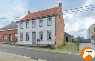 ROZEBEKE - Solide burgerwoning met loods van ca. 300m² in landelijk kader.Deze unieke eigendom treft u in het landelijke Rozebeke, deelgemeente van...