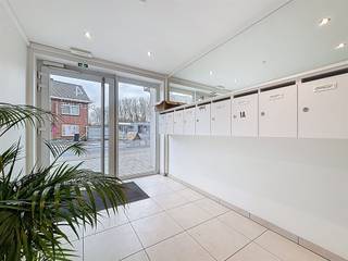 <p><span>Ruim, centraal gelegen appartement met garage</span></p><p><span> </span></p><p><span>het appartement is ingedeeld als volgt:</span></p><p><span>inkomhal, lichtrijke leefruimte met toegang tot het terras. Ingebouwde keuken (koelkast, kookvuur, combi-oven), berging, </span></p><p><span>apart toilet, badkamer met ligbad/douche, dubbele lavabo en aansluiting voor wasmachine, twee slaapkamers. </span></p><p><span>Ruime garage met automatische poort.</span></p><p><span> </span></p><p><span>Exclusief syndickosten: €75/mnd. </span></p><p><span> </span></p><p><span>Bij interesse kunt u via volgende link uw huurdersprofiel aanmaken: </span><span><span>https://clee.be/nl/app/kandidaat-stellen/0476526158/5d287b15-fd00-f111-8331-000d3a475905</span></span></p><p><span><br /> </span></p>