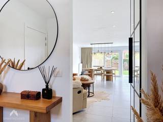 <p>Energiezuinige en instapklare woning, rustig gelegen in een aangename verkavelingswijk met een vlotte verbinding naar Waregem. De woning omvat een inkomhal met apart gastentoilet. Via een stijlvolle glazen metalen deur bereikt u de gezellige leefruimte met zit- en eethoek. Aansluitend bevindt zich de volledig geïnstalleerde open keuken, voorzien van de nodige toestellen. Zowel via de keuken als de leefruimte heeft u directe toegang tot de gezellige tuin met terras. Verder beschikt de woning over een inpandige garage met was- en bergruimte. Voor de woning is er een oprit met plaats voor 2 wagens. Op de eerste verdieping bevinden zich 3 slaapkamers en een ruime badkamer met ligbad, inloopdouche, dubbele lavabo en toilet. Daarnaast is er nog een praktische bergzolder.</p>
<p>Extra troeven:</p>
<ul>
<li>Energiezuinig – BEN woning</li>
<li>Voorzien van zonnepanelen</li>
<li>Conforme elektrische keuring</li>
<li>Regenwaterput van 10.000 L</li>
<li>Ruime badkamer</li>
<li>Terras en tuin</li>
<li>Rustige ligging</li>
<li>Vlotte verbinding naar Waregem</li>
<li>Inpandige garage</li>
<li>Oprit voor 2 wagens</li>
</ul>
<br />
<p>Deze woning is te koop ZONDER makelaar via het concept van Smart Houses! Wenst u verdere inlichtingen of een bezoek? Contacteer rechtstreeks de eigenaar via +32477839831</p>