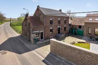 <p>Droom je van een plek waar charme, ruimte en potentieel samenkomen? In Walsbets wacht deze authentieke boerderij uit 1890 op iemand die haar opnieuw laat stralen. Op een perceel van ca. <strong>22a</strong> geniet je hier van karakter, rust en verrassend veel mogelijkheden.</p><p>Achter de gevel schuilt een woning met een warme, landelijke ziel. De benedenverdieping vormt een stevige basis voor een prachtig renovatieproject, met authentieke elementen die vragen om bewaard en in ere hersteld te worden. De woning is volledig gewelfd onderkelderd, wat niet alleen bijzonder is, maar ook heel wat extra ruimte en mogelijkheden biedt. Dankzij de centrale verwarming op gas en de dubbele beglazing in houten raamkozijnen, vernieuwd in 1988, is er al een mooie basis aanwezig.</p><p>Ook boven ontdek je een huis vol potentieel. De verschillende zolders openen de deur naar tal van invullingen: extra slaapkamers, een hobbyruimte, bureau of een sfeervolle master suite. Hier kan je echt een thuis creëren dat meegroeit met jouw plannen en levensstijl.</p><p>Buiten geniet je van een eigen inrit van <strong>120m²</strong> en een mooi perceel waar tuin, buitenleven en vrijheid centraal staan. En dat alles op slechts ongeveer 2 km van Landen, met winkels, voorzieningen en verbindingen binnen handbereik. Wie op zoek is naar een woning met karakter en toekomst, voelt hier meteen dat dit wel eens het begin van iets moois kan zijn.<br /><br /><strong><u>Vraag bezoek aan : jan.berge@living-stone.be 0470/980 210</u></strong></p>