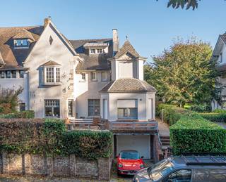 <p><strong>Maison de caractère avec jardin, garage et nombreux espaces de rangement.</strong></p>
<p>Idéalement située à deux pas du centre de Dilbeek, des écoles et des grands axes, cette majestueuse maison de style cottage allie caractère, espace et emplacement de choix. Elle comprend plusieurs chambres spacieuses et un bureau au rez-de-chaussée.</p>
<p>La maison dégage une atmosphère chaleureuse et bénéficie d'un agencement réfléchi : hall d'entrée avec vestiaire et WC, bureau séparé, salon avec poêle à pellets et charmant parquet, belle cuisine semi-ouverte avec plan de travail en pierre bleue belge. Le séjour et la cuisine donnent sur la terrasse couverte avec pergola en chêne, véritable prolongement de l'espace de vie, particulièrement apprécié au printemps et en été.</p>
<p>Trois chambres (14 m², 13 m², 10 m²), salle de bains avec baignoire et douche, WC séparé et un étage mansardé aménagé en quatrième chambre ou salle de loisirs. Cave complète avec garage, buanderie et plusieurs espaces de rangement spacieux. Les conduites techniques, alimentations et évacuations ont été entièrement renouvelées en 2008. Le jardin est clos, bien orienté et entièrement préservé des regards.</p>
<p>Avec quelques rafraîchissements limités, cette maison représente une opportunité idéale pour les amateurs d'un habitat plein de charme.</p>
<p><strong>Avantage particulier</strong> : la maison est reprise dans l'inventaire du patrimoine architectural protégé, ce qui lui confère une exemption de l'obligation de rénovation malgré le label F.</p>
<p>PEB 561 kWh/m²an<br />label F code 3708068 <br />Sans amiante <br />Installation électrique conforme AREI.</p>