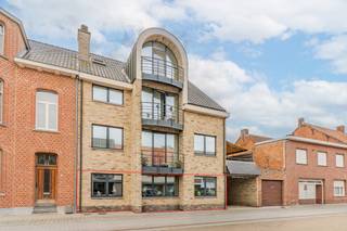 <p><strong>Instapklaar gelijkvloers appartement met 3 slaapkamers, zonnig terras en garage in hartje Retie</strong></p>
<p><br />Bent u op zoek naar een ruim en instapklaar appartement op een toplocatie? Dan is dit gelijkvloerse appartement in het centrum van Retie zeker een bezoek waard.</p>
<p><br />Met een bewoonbare oppervlakte van <strong>137 m²</strong> biedt dit appartement alle ruimte voor comfortabel wonen. De <strong>lichte, open leefruimte</strong> sluit naadloos aan op de volledig uitgeruste keuken, waardoor een aangename leefomgeving ontstaat.</p>
<p><br />Het appartement beschikt over <strong>3 volwaardige slaapkamers</strong>, een <strong>ruime badkamer</strong> en een <strong>praktische berging</strong> met aansluiting voor een wasmachine.</p>
<p><br />Buiten geniet u van een <strong>ruim, zuidgericht terras</strong>, ideaal om in alle rust van de zon te genieten. Bovendien beschikt u over een <strong>afgesloten garage</strong>, wat zorgt voor extra comfort en opbergruimte.</p>
<p><br />Gelegen in een <strong>kleinschalig appartementsgebouw</strong> (bouwjaar 2003) bevindt u zich op wandelafstand van winkels, horeca en andere voorzieningen. Dankzij de centrale ligging combineert u een uitstekende bereikbaarheid met het comfort van wonen in het centrum van Retie.</p>
<p><strong><br />Troeven:</strong></p>
<ul>
<li>Gelijkvloers appartement</li>
<li>137 m² bewoonbare oppervlakte</li>
<li>3 ruime slaapkamers</li>
<li>Open leefruimte met keuken</li>
<li>Praktische berging met wasmachineaansluiting</li>
<li>Ruime badkamer</li>
<li>Zuidgericht terras</li>
<li>Afgesloten garage</li>
<li>Bouwjaar 2003</li>
<li>Kleinschalig appartementsgebouw</li>
<li>Centrum van Retie, op wandelafstand van alle voorzieningen</li>
<li>EPC-label C</li>
<li>Instapklaar</li>
</ul>
<p><br />Interesse? Neem gerust contact op voor meer informatie of een bezichtiging.</p>