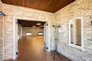 <p><strong><span>Commercieel pand met tal van mogelijkheden in Wanzele</span></strong></p>
<p><span>Bent u op zoek naar een eigendom met veel potentieel? Dan is dit commercieel pand in Wanzele zeker een bezoek waard.</span></p>
<p><span>Het pand is momenteel vergund en ingericht als een commercieel pand en beschikt over een ruime zaal van maar liefst </span><strong><span>210 m²</span></strong><span>. Dankzij de royale oppervlakte leent het zich uitstekend voor diverse commerciële activiteiten, zoals horeca, evenementen, een showroom, praktijkruimte, kantoor of andere ondernemingsactiviteiten.</span></p>
<p><span>Daarnaast biedt deze eigendom interessante mogelijkheden voor wie op zoek is naar een renovatieproject. Mits het verkrijgen van de nodige stedenbouwkundige vergunningen en een </span><strong><span>bestemmingswijziging</span></strong><span> kan het pand worden omgevormd tot een ruime en comfortabele gezinswoning. Zo creëert u een eigendom volledig naar eigen smaak en wensen.</span></p>
<p><span>Dankzij de veelzijdigheid en het grote potentieel vormt deze eigendom een interessante opportuniteit voor zowel ondernemers, investeerders als particulieren die op zoek zijn naar een pand met toekomstmogelijkheden.</span></p>
<p><strong><span>Interesse?</span></strong><span> Neem gerust contact op met Els voor meer informatie of een bezoek ter plaatse. Bel </span><strong><span>0472 61 58 67</span></strong><span> of mail naar </span><strong><span>els@cornelis-goeman.be</span></strong><span>.</span></p>
