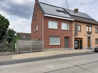 Instapklare woning met zeer veel RUIMTE in de geliefde wijk 'Don Bosco' te Torhout!<br /><br /><strong>INDELING:<br /><u><em>Gelijkvloers:</em></u></strong><br />Ruime inkomhal - LICHTRIJKE living - volledig ingerichte keuken (O.a. met keramisch fornuis, dampkap, dubbele spoelbak, combi-oven, frigo en vaatwasmachine) - wasplaats (met alle voorzieningen voor wasmachine en droger) - afzonderlijk gastentoilet - badkamer (O.a. met dubbel lavabomeubel, ligbad én douche) - ruime oprit - volledig aangelegde tuin met ZUIDgericht terras en tuinhuis.<br /><br /><u><em><strong>Eerste verdieping:</strong></em></u><br />Nachthal - 2 ruime slaapkamers.<br /><br /><u><em><strong>Tweede verdieping:</strong></em></u><br />Nachthal - afzonderlijk toilet - 2 slaapkamers.<br /><br /><u><strong>Opmerkingen:</strong></u><br />- Overal ROLLUIKEN aanwezig.<br />- 18 ZONNEPANELEN aanwezig!<br />- Overal DUBBELE beglazing (PVC).<br />- Waterverzachter aanwezig.<br /><br />Zeer LEUKE gezinswoning met alle COMFORT voor JONGE GEZINNEN! Aarzel zeker niet om ons te contacteren voor een bezoek ter plaatse: 050/70.01.02 - info@centro.be.