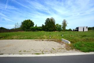 Rustig gelegen bouwgrond van 770 m² voor een vrijstaande woning op unieke toplocatie te Houtvenne/Hulsout. Dit residentieel gelegen perceel bevindt...