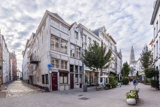 Locatie: <br />In een rustige straat, de Kleine Goddaard, pal in het historisch centrum vinden we dit prachtig appartement in een standingvolle residentie die werd gebouwd in 2004.<br />Van het bruisende stadsleven kan je hier volop genieten, daar er werkelijk alles op wandelafstand te vinden is: leuke winkelstraten, gezellige terrasjes, cultuur en prachtige historische gebouwen etc... Ideaal dus voor elke stadsmus met een groot hart voor onze stad!<br /><br />Indeling: <br />We bereiken de 4e verdieping met de lift. Inkom met apart toilet. Lichtrijke leefruimte op prachtige parketvloer, met aansluitend een mooi en ruim terras waar het heel aangenaam vertoeven is; met zicht op de kathedraal ! De open en volledig ingerichte keuken in U-vorm is voorzien van alle comfort en geeft een karaktervolle uitstraling aan de ruimte. Naast de keuken is er een praktische wasberging. In de hal vinden we de badkamer: deze is voorzien van een dubbel lavabomeubel, een ligbad én een aparte douche. Aan de voorkant van het appartement vinden we de 2 volwaardige slaapkamers naast elkaar. <br /><br /><br />Belangrijkste troeven:<br />- Top locatie<br />- 100% instapklaar, net nieuw geschilderd en de parket is ook terug volledig opgeschuurd. <br />- Het appartement ligt aan de achterzijde, waardoor je de ultieme rust ervaart. <br />- Zalig terras<br />- Extra comfort door de bijhorende kelderruimte, en de mogelijkheid om een ondergrondse autostaanplaats bij aan te kopen aan € 40.000.<br /><br />Verplichte vermeldingen: <br />- EPC score 153 kWh/m²: B label, energie-zuinig appartement<br />- P score C, G score C<br />- Stedenbouw in aanvraag