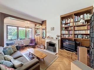 Au cœur d’Uccle, dans le quartier résidentiel paisible du Dieweg, se cache une maison pleine de charme. Dès votre arrivée, un agréable hall...