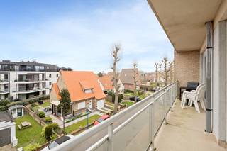<p>Te koop: verzorgd appartement in Koksijde, centraal maar toch rustig gelegen, met een ruim terras en mooi open zicht.</p>
<p> </p>
<p>Dit appartement, gebouwd in 1996 en recent gerenoveerd, bevindt zich in een residentiële villawijk nabij openbaar vervoer. Dankzij de centrale ligging geniet u van alle voorzieningen op wandelafstand, terwijl de rustige omgeving zorgt voor een aangename woonervaring. Het ruime terras biedt een prachtig vrij uitzicht, ideaal om te ontspannen na een drukke dag. De indeling is praktisch en licht, waardoor het appartement meteen instapklaar is.<br />Dit appartement wordt gemeubeld verkocht. <br />extra Bergruimte op het gelijkvloers! </p>
<p> </p>
<p>Belangrijkste ruimtes:<br />• Living met veel lichtinval en directe toegang tot het terras<br />• Keuken met functionele indeling<br />• Slaapkamer met voldoende ruimte voor een dubbel bed<br />• Badkamer met douche en wastafel<br />• Inkomhal met toegang tot alle vertrekken<br />• Apart toilet<br />• Ruim terras met open zicht</p>
<p> </p>
<p>Troeven:<br />• Ruim terras met mooi open zicht<br />• Gerenoveerd en instapklaar<br />• Centraal maar toch rustig gelegen</p>
<p> </p>
<p>Neem vandaag nog contact op met je ERA-makelaar voor een bezoek.<br />058 51 23 23 of op christian@eraservimo.be</p>
<p> </p>
<p>JOUW DROOMAPPARTEMENT. ZO GEVONDEN!</p>