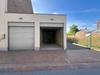 Afgesloten garagebox met elektrische poort te huur in het centrum van Oostkamp.<br /><br />Afmetingen:<br />- Lengte: 6,4 meter<br />- Breedte: 2,3 meter<br />- Hoogte: 2,2 meter<br /><br />Algemeen:<br />- Huurprijs: € 105/maand<br />- Onmiddellijk vrij