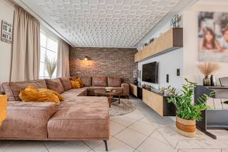 Bijzonder gerenoveerde, ruime gezinswoning met een  rustige  top ligging.Grote voortuin zeer geschikt voor parkeren van wagens.De woning beschikt...