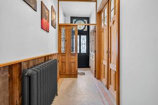 Riant herenhuis met 7 slaapkamers, afzonderlijk woongedeelte met 2 slaapkamers, binnenzwembad, wellness en unieke ontspanningsruimtes nabij Brugge centrum.<br /><br />Deze eigendom werd vergund voor het huisvesten van maximaal 9 studenten, wat naast een puur residentieel gebruik ook interessante exploitatiemogelijkheden biedt. De woning kan uiteraard ook volledig als gezinswoning worden aangewend en biedt, mits de nodige vergunningen, eveneens mogelijkheden voor een B&B.<br /><br />Op een absolute topligging in Assebroek, op een steenworp van de Baron Ruzettelaan, bevindt zich dit bijzonder ruime en karaktervolle herenhuis. Een centrale ligging, nabij het historische centrum van Brugge, het station en alle belangrijke voorzieningen.<br /><br />Achter deze stijlvolle gevel schuilt een uitzonderlijk veelzijdig geheel, bestaande uit een karaktervol gerenoveerd herenhuis met maar liefst 6 royale slaapkamers en een badkamer met 3 douches. Aansluitend bevindt zich op het gelijkvloers een ruime aanbouw met een 7de slaapkamer en een tweede badkamer met 2 douches. Achteraan het geheel bevindt zich bovendien een afzonderlijke woonentiteit met een eigen leefruimte en keuken, aangevuld met 2 slaapkamers. De woning beschikt daarnaast over een ruime ondergrondse kelder, die zich uitstekend leent als praktische bergruimte of, mits verdere inrichting, als stijlvolle wijnkelder.<br /><br />Bij het betreden van de woning wordt meteen duidelijk dat er talrijke authentieke elementen zijn behouden gebleven, waaronder karaktervolle houten binnendeuren, originele mozaïekvloeren, imposante houten trap en houten parket, die de woning een warme uitstraling geven.<br /><br />Er zijn drie afzonderlijke leefruimtes, waarvan één sfeervol werd ingericht met een bar. Hierdoor kan de woning moeiteloos worden afgestemd op uiteenlopende levensstijlen en gezinssituaties.<br /><br />Het ruime, zuidoostgerichte terras vormt een aangename plek om in alle rust van de buitenlucht te genieten. Daarnaast beschikt de eigendom over een royale carport met meerdere parkeerplaatsen en een ruime doorgang wat zorgt voor een uitstekende toegankelijkheid.<br /><br />Of u nu op zoek bent naar een royale gezinswoning, een herenhuis met ruimte voor meerdere generaties of een eigendom met uitzonderlijk veel mogelijkheden voor ontspanning en gasten: dit pand biedt een kader dat maar zelden op de Brugse vastgoedmarkt wordt aangeboden.<br /><br />Voor verdere informatie of een vrijblijvend bezoek contacteer Céline op 0476/60 60 23 of mail naar celine@immax.be