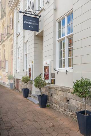 charmant hotel is gelegen in het centrum van Veurne en heeft een zeer vlotte verbinding naar zowel de kust, als de Franse grens (20km) en steden...