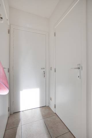 <span><span><span><strong><u>Recent appartement in centrum Herentals. </u></strong><br />Dit energiezuinig appartement bestaat uit inkom met gastentoilet, bergruimte/wasplaats, lichtrijke leefruimte met open geïnstalleerde keuken, ruime slaapkamer en badkamer met inloopdouche en lavabo.<br /><u>Bijzonderheden:</u><br />- Ondergrondse fietsenstalling<br />- Ondergrondse autostaanplaats aan te kopen aan 15.000 euro<br />- Vlakbij treinstation en openbaar vervoer<br />- Gemeenschappelijke kosten 107 euro (inclusief verbruik gas voor cv en warm water)<br />- Appartement momenteel verhuurd leefgoed, indien gewenst vrij op 6 maanden</span></span></span><br />