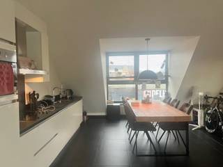 Dit royaal appartement, met een hoog plafond, biedt een comfortabele leefruimte. De open keuken is voorzien van een vaatwasser, koelkast en oven...