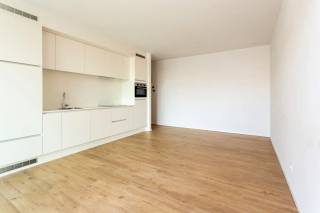 Bent u opzoek naar een prachtig nieuwbouw appartement in een gezellige buurt?<br /><br />Dan is een woning in het Poort Op ‘t Zuid zeker iets voor u!<br /><br />De omgeving van de Balansstraat en de Brederodestraat op de brderodewijk, is het perfecte decor voor zowel jong als oud. Omringd door tal van hippe terrasjes, leuke restaurants en winkels maken van deze ligging een toplocatie.<br /><br />Bij het betreden van dit leuk appartement komt u binnen in een ruime inkomhal die voorzien is van een gastentoilet en een berging.<br /><br />De leefruimte met moderne ingerichte openkeuken beschikt over enorm veel lichtinval dankzij de grote raampartijen en het overdekte terras.<br /><br />Het appartement is uitgerust met 1 ruime slaapkamer die een ensuite badkamer heeft met een wastafel en ligbad. Verder geeft de slaapkamer ook nog toegang tot het overdekte terras.<br /><br />- Huurprijs: €995,00/maand<br />- Kosten: €120,00/maand (incl verwarming)<br />- Beschikbaarheid: 01/10/2026<br /><br />Laat deze unieke buitenkans u niet voorbijgaan en contacteer LISTED voor een persoonlijke rondleiding: +32 3 283 51 51.