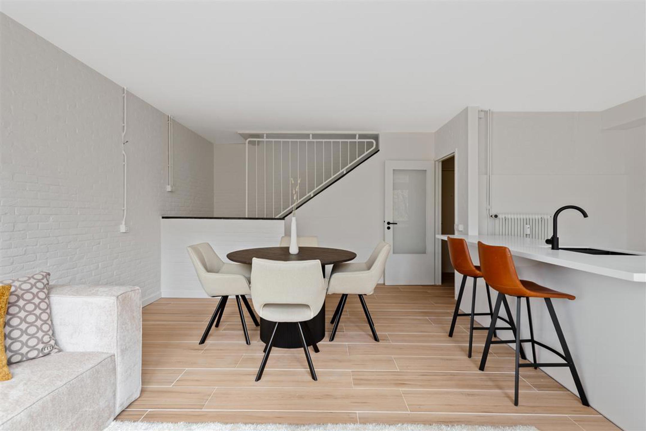 Vernieuwd duplexappartement met 2 slaapkamers - foto 3