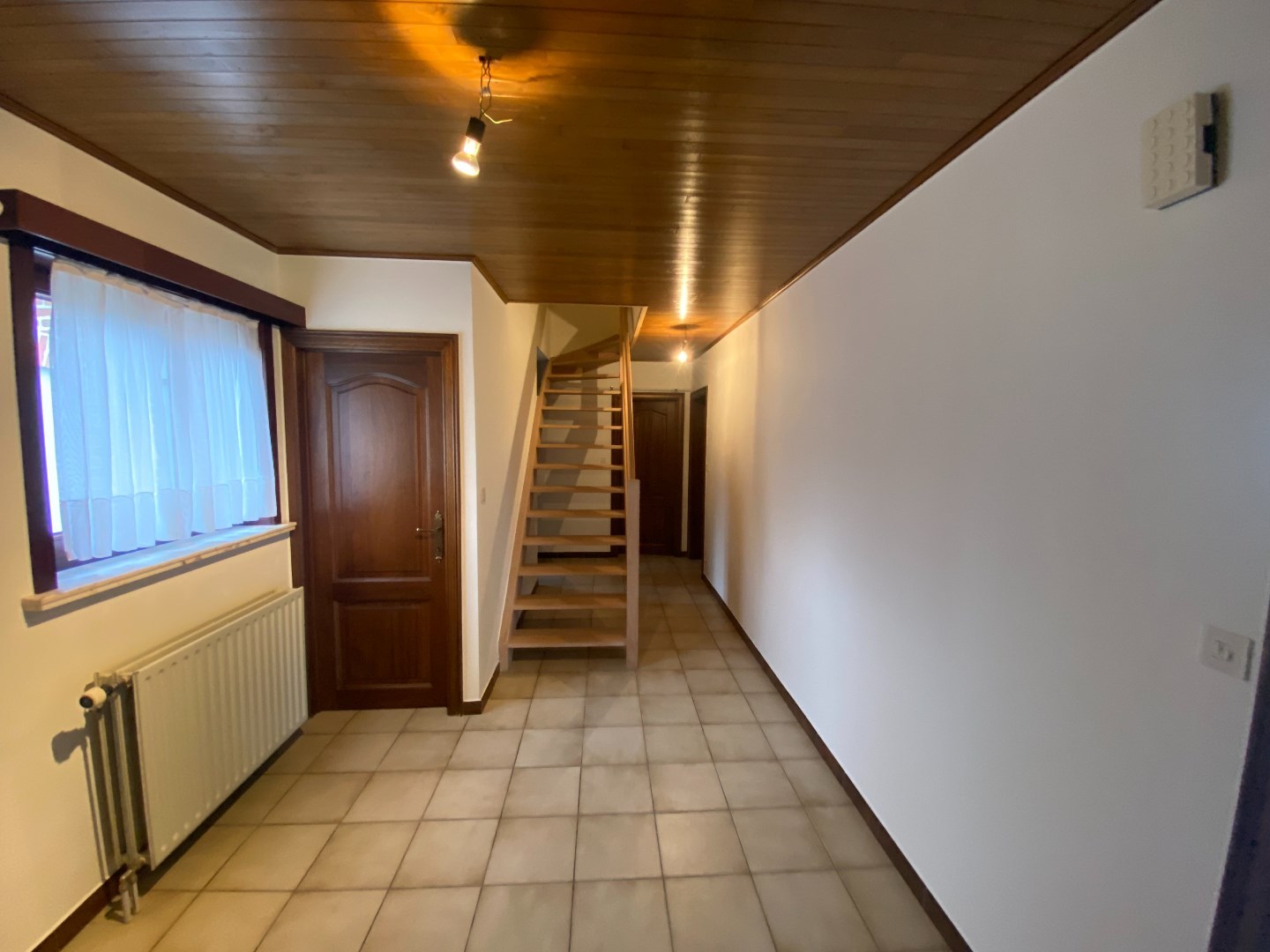 Ruime woning met drie slaapkamers en tuin. - foto 5