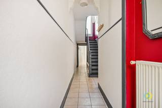 <p><span>De woning bevindt zich in een rustige straat, op wandelafstand van winkels, scholen en openbaar vervoer, met een vlotte verbinding naar Brussel en de belangrijkste invalswegen. Via de inkomhal betreden we de lichtrijke leefruimte, die dankzij de ramen aan de voor- en achtergevel geniet van een aangename natuurlijke lichtinval. Aansluitend bevindt zich de keuken in de aanbouw, met rechtstreekse toegang tot de gezellige koer. Op de eerste verdieping vinden we een bijzonder ruime slaapkamer en de badkamer, uitgerust met een ligbad, wastafel en toilet. De tweede en laatste verdieping beschikt over nog twee comfortabele slaapkamers. Ook technisch is deze woning een uitstekende keuze. Ze is asbestveilig, de elektrische installatie is conform gekeurd tot 2028 en dankzij de recente verwarmingsketel en de PVC-ramen met dubbele beglazing beschikt de woning over een gunstige EPC-score. Er gelden dan ook geen renovatieverplichtingen of dringende werken. U kunt de woning onmiddellijk betrekken en ze vervolgens, volledig op uw eigen tempo, verder opfrissen of inrichten naar uw persoonlijke smaak. </span><span> </span></p>