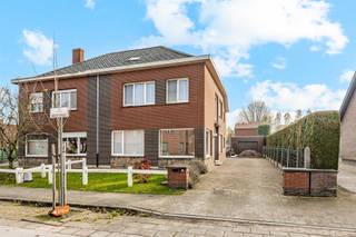 <p><span>Op te frissen woning met tuin nabij de dorpskern!</span></p><p><span>Deze woning is gelegen nabij de bruisende dorpskern, vlot bereikbaar, zowel met openbaar vervoer als met de wagen!</span></p><p><span>De woning werd gebouwd eind de jaren '60. EPC D, geen renovatieplicht!</span></p><p><span>De locatie is zeker een troef!</span></p><p><span>Op het gelijkvloers bevinden zich de inkomhal, de ruime en lichtrijke woonkamer, ingerichte keuken, vernieuwde badkamer met douche en wastafel, een berging en veranda.</span></p><p><span>Op de eerste verdieping zijn er 3 slaapkamers en een apart toilet. Verder is er nog een ruime zolder, die ingericht kan worden als extra kamer, en een kelder.</span></p><p><span>Er is dubbel glas aanwezig en centrale verwarming op stookolie.</span></p><p><span>Bent u ook gecharmeerd door deze woning? Neem contact op om uw bezoek te plannen. </span></p><p><span>EPC 391, uc 3728570; Si in aanvraag; G-score A, P-score D.</span></p>