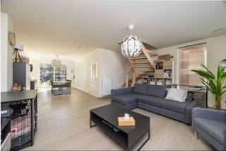 <p><span>In een rustige woonstraat in </span><span>Ekeren</span><span> bevindt zich deze recente </span><span>halfopen BEN-woning</span><span> met </span><span>EPC A</span><span>. Je woont hier op wandelafstand van </span><span>Hof De Bist</span><span>, scholen, winkels, openbaar vervoer en sportfaciliteiten. Dankzij de vlotte verbinding met de A12, de Antwerpse Ring en de Haven geniet je bovendien van een uitstekende bereikbaarheid.</span></p><p><span>Via de inkomhal met </span><span>gastentoilet</span><span> en vestiaire kom je in de ruime, lichtrijke </span><span>leefruimte</span><span> met grote schuiframen naar het terras en de tuin. De </span><span>volledig ingerichte open keuken</span><span> is uitgerust met kwalitatieve toestellen en sluit aan op een praktische wasplaats en de inpandige garage. De tuin is voorzien van een haag met irrigatiesysteem, aangesloten op de regenwaterput.</span></p><p><span>Op de eerste verdieping bevinden zich </span><span>3 ruime slaapkamers</span><span>, een apart toilet en een stijlvolle badkamer met </span><span>ligbad, inloopdouche en dubbele wastafel</span><span>. Via een vaste trap bereik je de tweede verdieping, waar een volwaardige </span><span>4de slaapkamer</span><span> is ingericht.</span></p><p><span>De woning beschikt verder over een </span><span>inpandige garage</span><span> met automatische poort en een oprit met plaats voor </span><span>2 extra wagens</span><span>.</span></p><p><span>Troeven:</span></p><ul><li><span>BEN-woning met EPC A</span><span> </span></li><li><span>4 volwaardige slaapkamers</span><span> </span></li><li><span>Zonnepanelen</span><span> </span></li><li><span>Inpandige garage + oprit voor 2 wagens </span></li><li><span>Zonnige tuin met irrigatiesysteem en regenwaterput </span></li><li><span>Veiligheidsglas </span></li><li><span>Rustige ligging nabij </span><span>Hof De Bist</span><span>, winkels, scholen en openbaar vervoer </span></li></ul><p><span> </span></p><p><span>Interesse in deze instapklare gezinswoning? Contacteer ons op 036466655 of <span>info@sinjoor.be</span></span><span> voor meer informatie of een bezoek.</span></p>