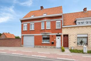 Deze ruime en veelzijdige eigendom biedt een bijzonder interessant potentieel voor wie op zoek is naar een woning met veel ruimte en verschillende gebruiksmogelijkheden. Dankzij de ruime indeling, de grote tuin en de goede bereikbaarheid is dit een eigendom die perfect kan worden afgestemd op de noden en wensen van de toekomstige eigenaar.<br /><br /><strong>Ligging:</strong> Deze eigendom bevindt zich in Beveren en geniet van een vlotte verbinding met het centrum en de omliggende gemeenten. Dankzij de nabijheid van de E403 en belangrijke invalswegen is zowel Roeselare als de ruimere regio vlot bereikbaar. In de directe omgeving bevinden zich verschillende handelszaken, scholen en andere dagelijkse voorzieningen. Een praktische ligging die rust en bereikbaarheid mooi combineert.<br /><br /><strong>Indeling van het pand:</strong><br /><u>Gelijkvloers</u>: Via de inkomhal komt u in de woon- en eetkamer met aansluitend de geïnstalleerde keuken. Verder beschikt het gelijkvloers over een berging en wasplaats. Daarnaast is er een uitzonderlijk ruime polyvalente ruimte van circa 144 m², die momenteel nog is ingericht als voormalig kinderdagverblijf  en tal van mogelijkheden biedt. <br /><u>Eerste verdieping</u>: Op de eerste verdieping bevindt zich de nachthal met toegang tot drie ruime en lichtrijke slaapkamers en een badkamer. De slaapkamers bieden voldoende ruimte en kunnen naar eigen wens worden ingericht.<br /><u>Tweede verdieping</u>: De zolderverdieping is volledig geïsoleerd en afgewerkt en is bereikbaar via een vaste trap. Deze ruime extra verdieping biedt nog verschillende mogelijkheden, bijvoorbeeld voor het creëren van bijkomende kamers, een hobbyruimte, bureau of andere polyvalente ruimte.<br /><u>Buitenruimte</u>: De woning beschikt over een aangename, volledig omheinde tuin met aangelegd terras. Deze ruime buitenruimte vormt een mooie meerwaarde voor de woning en biedt voldoende plaats om te genieten van het buitenleven.<br /><br /><strong>Troeven:</strong>
<ul>
	<li>Zeer ruime eigendom met een veelzijdige indeling.</li>
	<li>Tal van mogelijkheden dankzij de verschillende polyvalente ruimtes.</li>
	<li>Drie slaapkamers en een ruime zolderverdieping.</li>
	<li>Grote, volledig omheinde tuin met terras.</li>
	<li>Goede bereikbaarheid dankzij de nabijheid van de E403 en belangrijke invalswegen.</li>
	<li>Ideaal voor wie op zoek is naar veel ruimte en flexibiliteit.</li>
</ul>
Bent u op zoek naar een ruime en veelzijdige eigendom met een grote tuin en tal van mogelijkheden? Contacteer ons kantoor voor meer informatie of plan een vrijblijvend bezoek via 051/201.400 of info@dicasa.be.
