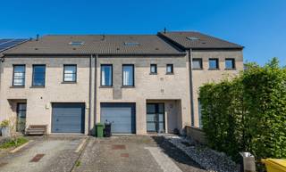 Maison récente avec 4 chambres, garage et jardin. Cette maison est située dans un quartier calme, dans une rue sans issue, avec beaucoup de verdure...