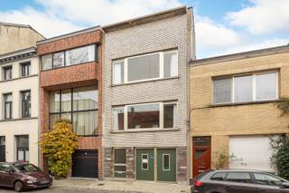 <p><strong><span>Ruime gezinswoning met tuin en garage </span></strong></p>
<p><span>In de rustige De Costerstraat in Borgerhout bevindt zich deze aangename gesloten bebouwing met een bewoonbare oppervlakte van 142 m². De ligging is ideaal voor wie centraal wil wonen. Op wandelafstand van winkels, scholen en openbaar vervoer, en met een vlotte verbinding naar het stadscentrum en de belangrijkste in- en uitvalswegen.</span></p>
<p><span>Bij het binnenkomen tref je een inkomhal met directe toegang tot de ruime inpandige garage, waar je bovendien ook voor de poort kan parkeren. Achteraan bevindt zich een extra kamer die perfect kan dienen als slaapkamer, hobbyruimte of wasplaats, en een bureau met zicht op de tuin. De gezellige buitenruimte met klein koertje heeft een oost-zuidoostoriëntatie, waardoor je ’s ochtends en in de vroege namiddag van de zon geniet. Op de eerste verdieping bevindt zich de lichtrijke leefruimte met aansluitend een praktische keuken op gasvuur en een aparte hal met toilet. De tweede verdieping omvat twee ruime slaapkamers, een badkamer met ligbad en wastafel, en een nachthal met ingemaakte kasten die extra bergruimte bieden.</span></p>
<p><span>Het pand beschikt over een<span> </span><strong><span>EPC-score van D (397)</span></strong><b>,</b> geen renovatieplicht.</span></p>
<p><strong><span>Troeven:</span></strong><span><br />• Centrale en toch rustige ligging nabij alle voorzieningen<br />• Inpandige garage + extra staanplaats voor de poort<br />• Praktische indeling met extra kamer en bureau op het gelijkvloers<br />• Twee ruime slaapkamers en veel opbergruimte<br />• Oost-zuidoost gerichte tuin met privacy</span></p>