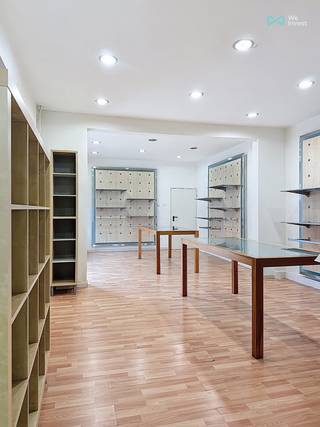 ID 726609 :Huidige handelsruimte ook perfect omvombaar tot WONING! Centraal gelegen met 1e verdieping (198m²)en tuin (incl.servitude en dus ook via...