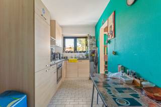 <p>Op zoek naar een zorgeloze en toekomstgerichte investering?<br />Aan de <strong><span><span>Drie Eikenstraat 278</span></span></strong> in <strong><span><span>Edegem</span></span></strong> bevindt zich deze <strong>volledig verhuurde opbrengsteigendom</strong> met een uitstekende ligging. Het pand bestaat uit <strong>vier aparte appartementen</strong>, een <strong>commercieel gelijkvloers dat momenteel is ingericht als restaurant</strong>, én <strong>vier afgesloten garageboxen</strong>.</p>
<p>Dit is een unieke kans voor wie wil investeren in een <strong>compleet verhuurd gebouw</strong> met directe en stabiele huurinkomsten. Dankzij de goed onderhouden staat en de interessante indeling is dit een <strong>solide investering met groeipotentieel op lange termijn</strong>.</p>
<p>De ligging is een absolute troef: rustig en residentieel, maar tegelijk <strong>vlak bij winkels, scholen, openbaar vervoer en belangrijke invalswegen</strong>. Ook <strong><span><span>Antwerpen</span></span></strong> en <strong><span><span>Brussel</span></span></strong> zijn vlot bereikbaar.</p>
<h3>Troeven:</h3>
<ul>
<li>
<p>Volledig verhuurd opbrengstpand</p>
</li>
<li>
<p>4 appartementen + handelsgelijkvloers (restaurant)</p>
</li>
<li>
<p>4 afgesloten garageboxen</p>
</li>
<li>
<p>Centrale ligging in Edegem, uitstekende bereikbaarheid</p>
</li>
<li>
<p>Stabiele huuropbrengsten</p>
</li>
<li>
<p>Rendabele én toekomstgerichte investering</p>
</li>
</ul>
<p>Kortom: een <strong>kant-en-klare opportuniteit</strong> voor investeerders die op zoek zijn naar <strong>zekerheid en groeimarge</strong> in een gegeerde regio.<br /><br />Dit pand is onderworpen aan de renovatieverplichting van de Vlaamse overheid voor residentiële gebouwen. https://www.vlaanderen.be/een-huis-of-appartement-kopen/renovatieverplichting-voor-residentiele-gebouwen<br /><br />Alle attesten en bijkomende documenten kunt u terugvinden via onze website https://jamar.immo/ of op aanvraag.</p>
<p>Wg, vv, Vg, Gmo, Gvkr — niet overstromingsgevoelig gebied, geen voorkooprecht.</p>